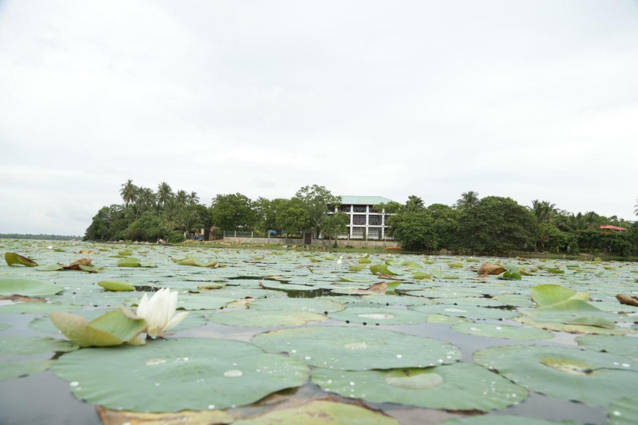 Diya Dahara Lake Resort Yala Exterior photo